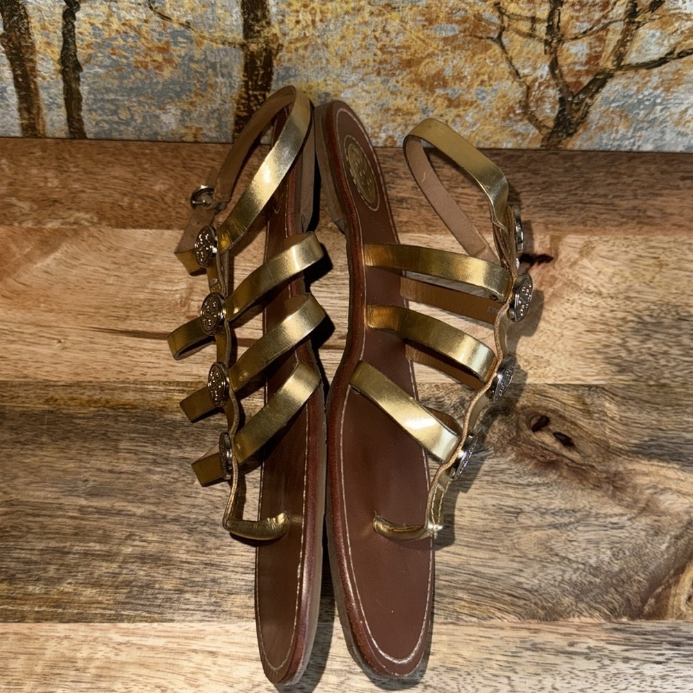 Tory Burch Gold Gladiator flat thong sandal’s size 9 in excellent condition